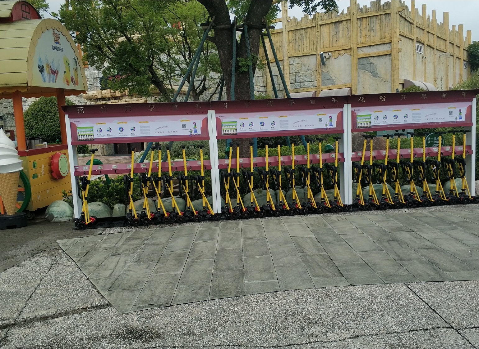 共享童車(chē)亮相合肥融創(chuàng)樂(lè)園